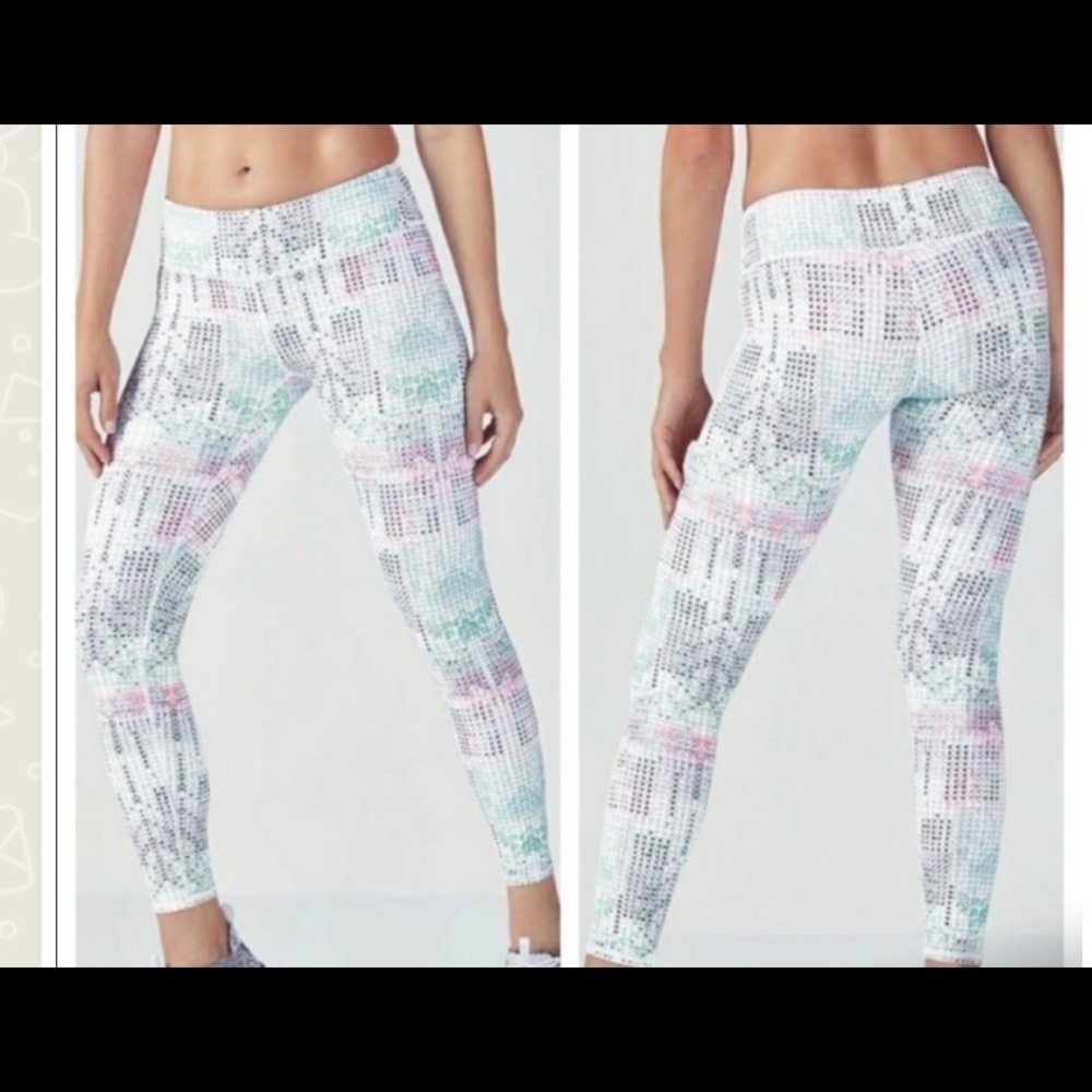 ! Fabletics Printed Mid-Rise Cropped Legging pants . Size XXL.